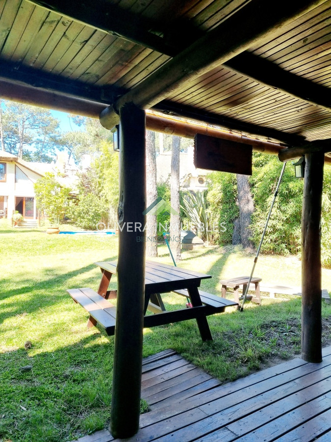 Casa ID.10932 - Casa de 4 dormitorios y 3 baños. Venta y alquiler de temporada. Pinares