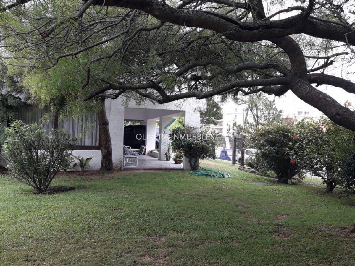 Casa ID.7151 - Alquiler y venta sobre playa mansa. 