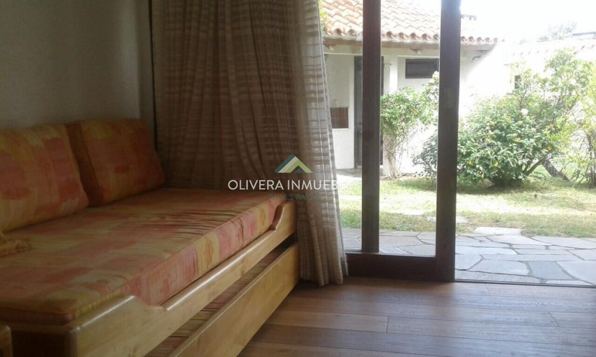 Casa ID.7151 - Alquiler y venta sobre playa mansa. 