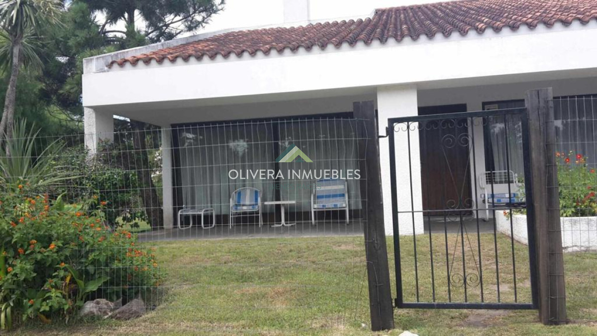 Casa ID.7151 - Alquiler y venta sobre playa mansa. 