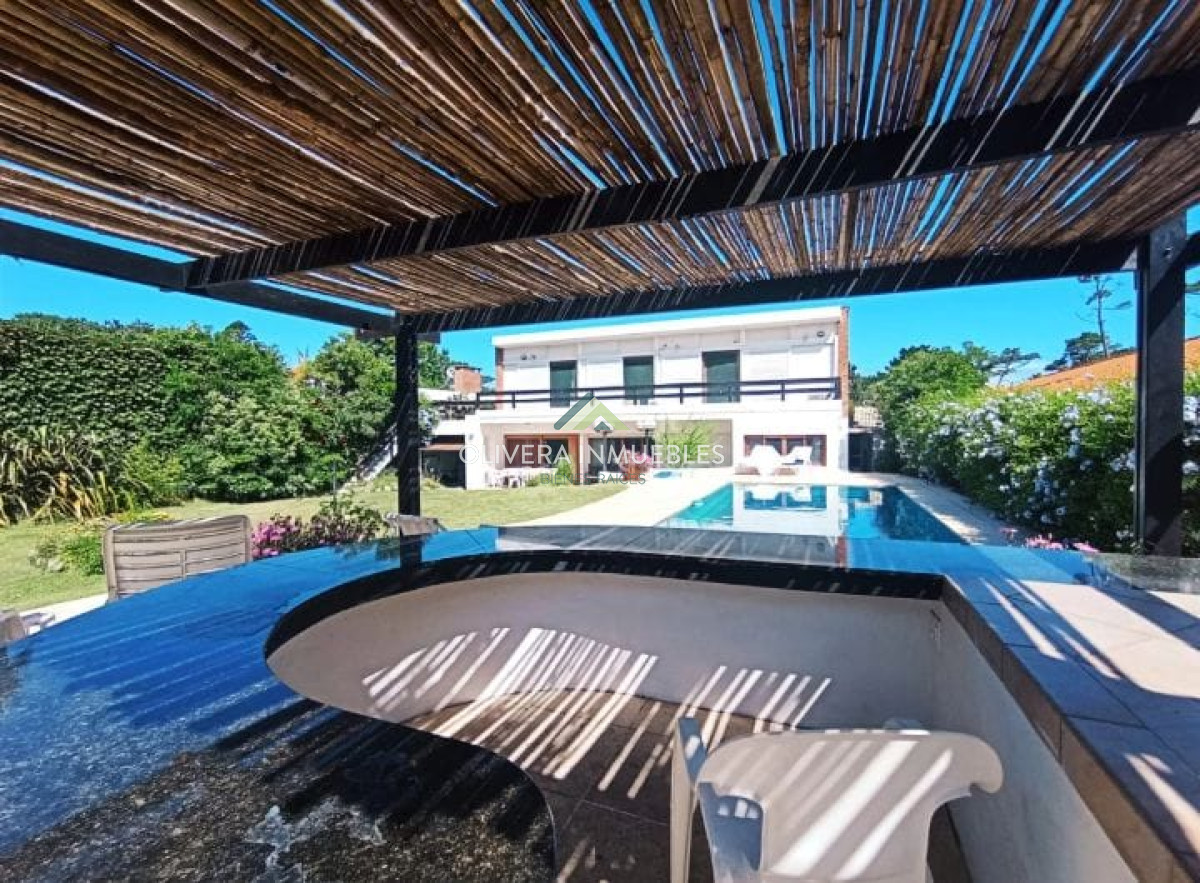 Casa ID.10758 - Casa en venta de 4 dormitorios en Playa Mansa, Punta del Este