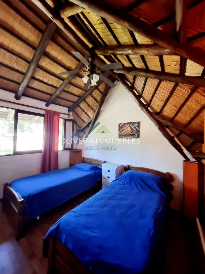 Casa ID.10932 - Casa de 4 dormitorios y 3 baños. Venta y alquiler de temporada. Pinares