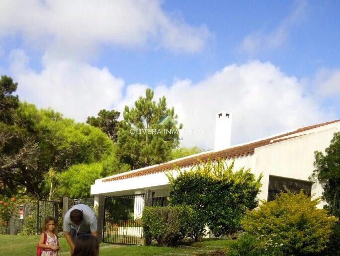 Casa ID.7151 - Alquiler y venta sobre playa mansa. 