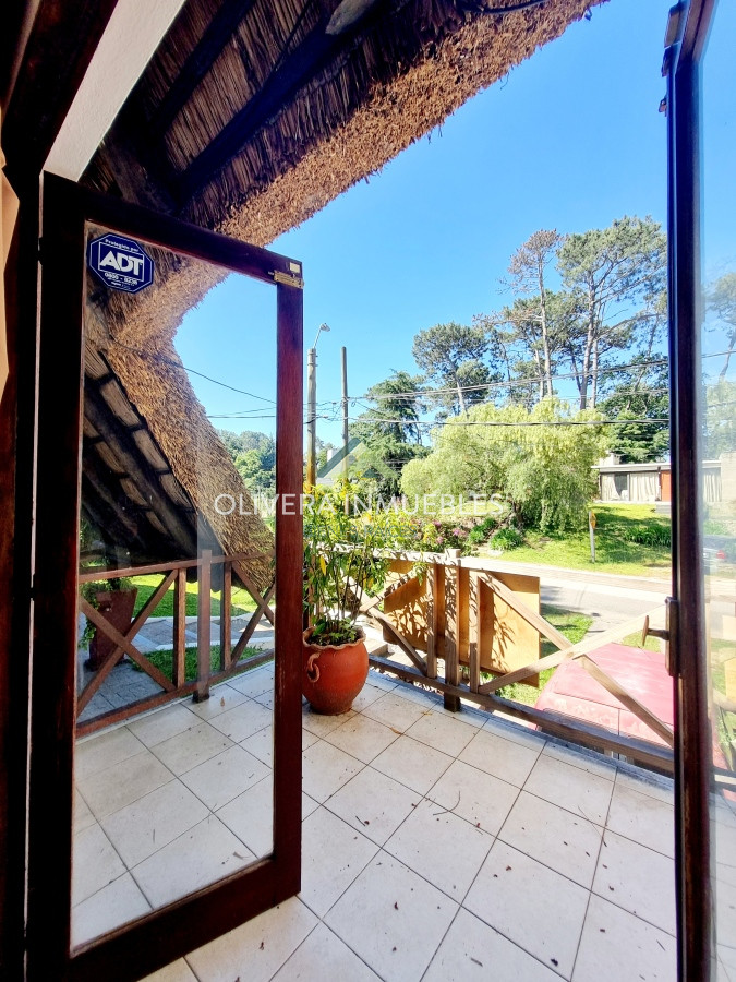 Casa ID.10932 - Casa de 4 dormitorios y 3 baños. Venta y alquiler de temporada. Pinares