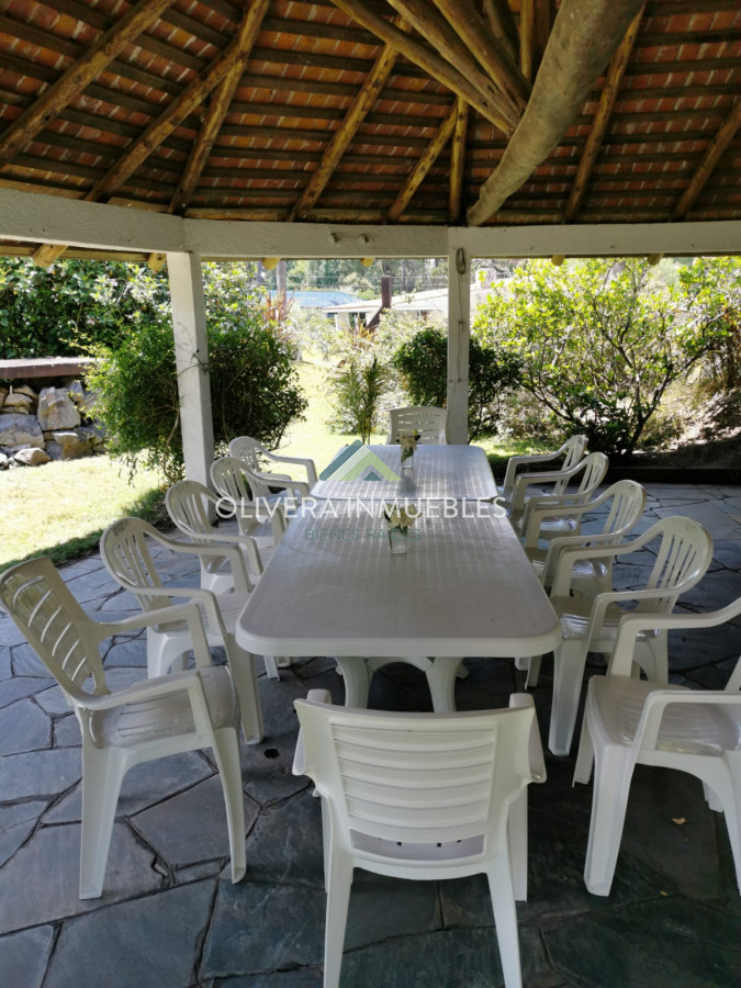 Casa ID.7151 - Alquiler y venta sobre playa mansa. 