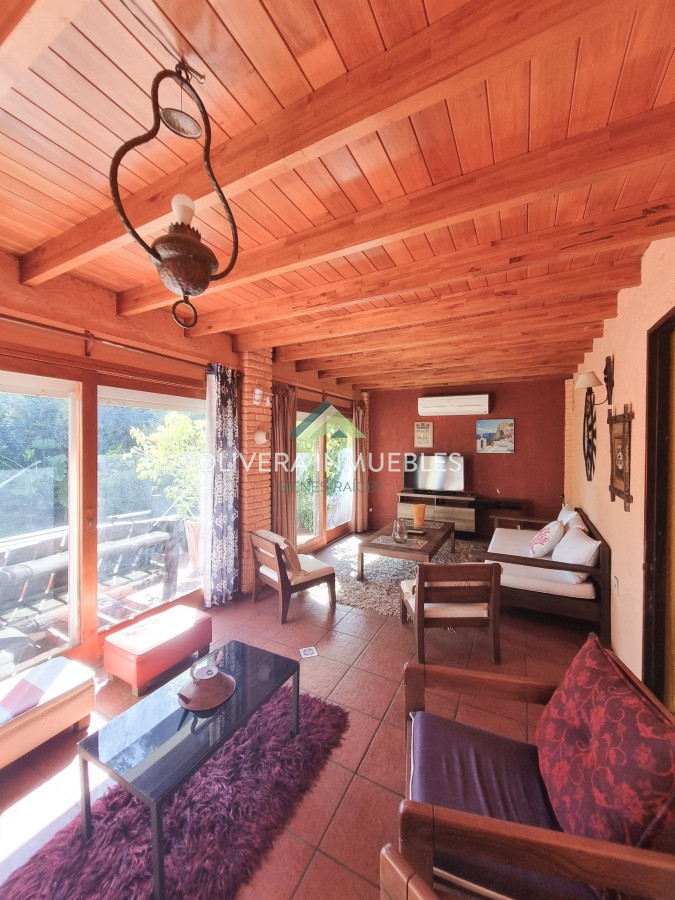 Casa ID.10932 - Casa de 4 dormitorios y 3 baños. Venta y alquiler de temporada. Pinares