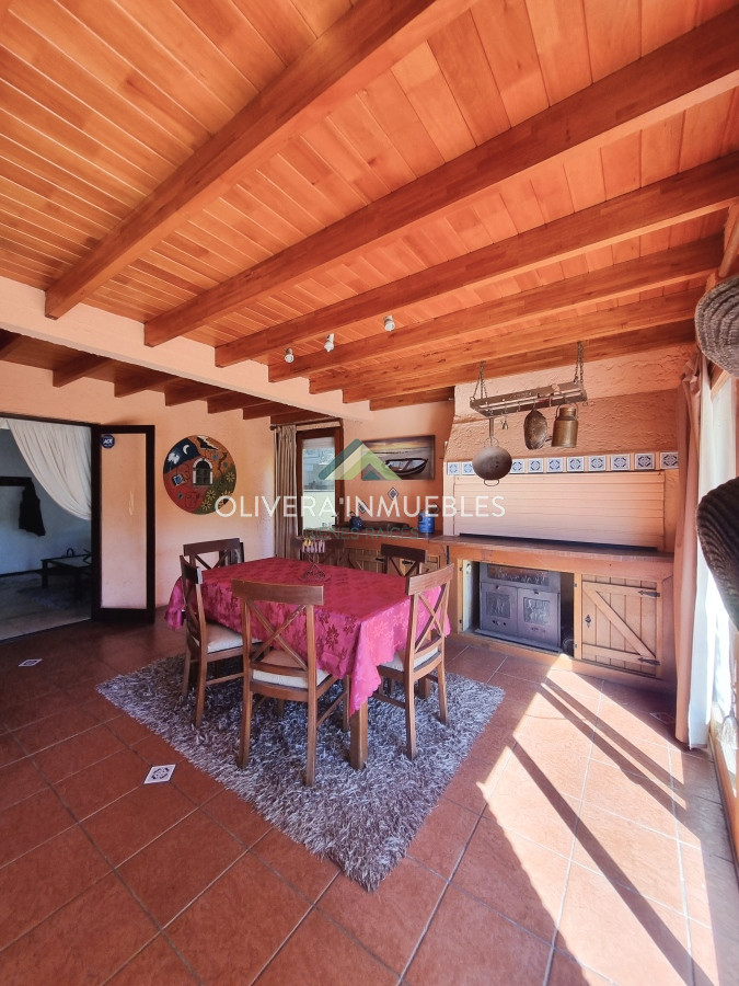 Casa ID.10932 - Casa de 4 dormitorios y 3 baños. Venta y alquiler de temporada. Pinares