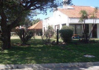 Alquiler y venta sobre playa mansa.