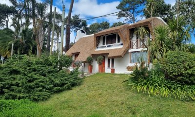 Casa de 4 dormitorios y 3 baños. Venta y alquiler de temporada. Pinares