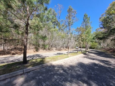 Único terreno esquinero en el barrio privado Desing Village, 1454 m2. Solanas. Punta Ballena.