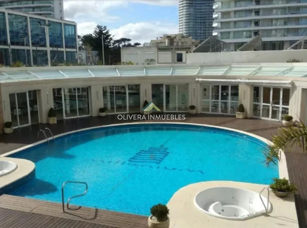 Apartamento ID.12358 - Apartamento en venta de 4 dormitorios en Playa Mansa, Punta del Este