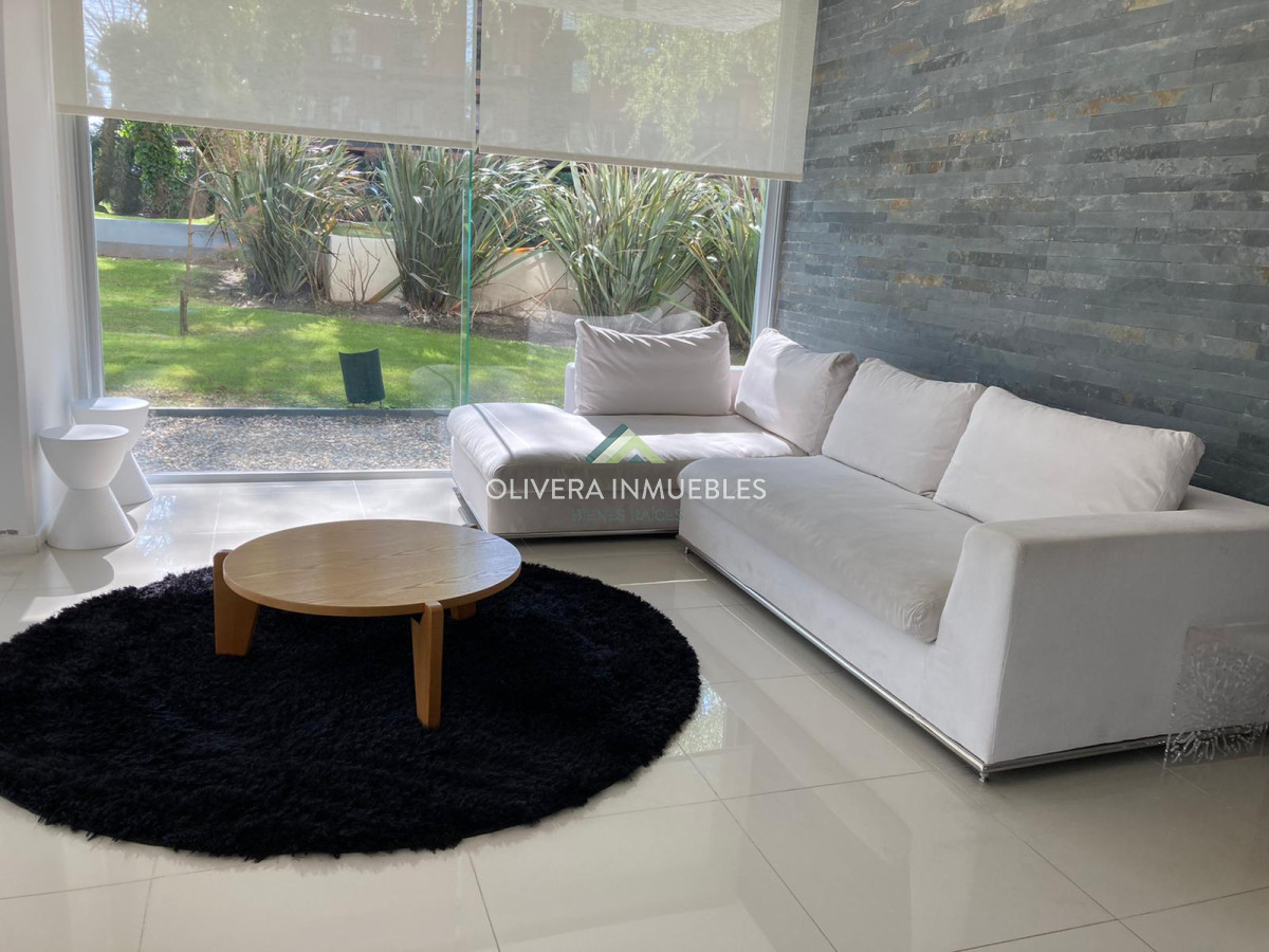 Apartamento ID.8788 - Apartamento tipo casa, con amplia terraza. 2 dormitorios 2 baños.