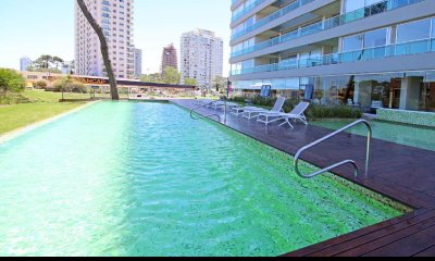 Apartamento en venta en Punta del Este, sobre la Avenida Roosvelt en Edificio Gala Vista