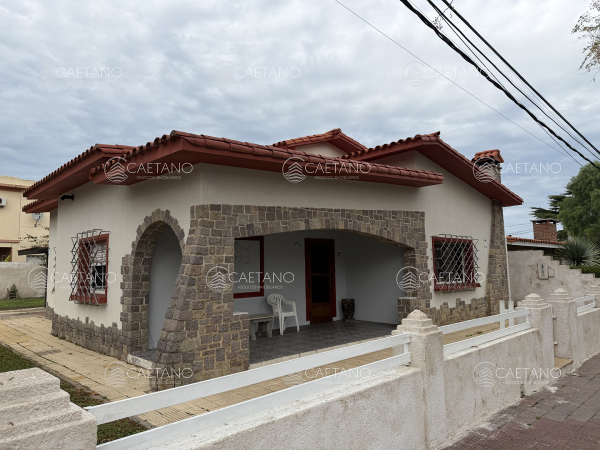 Excelente casa de construcción tradicional en Piriápolis - DMC17319C
