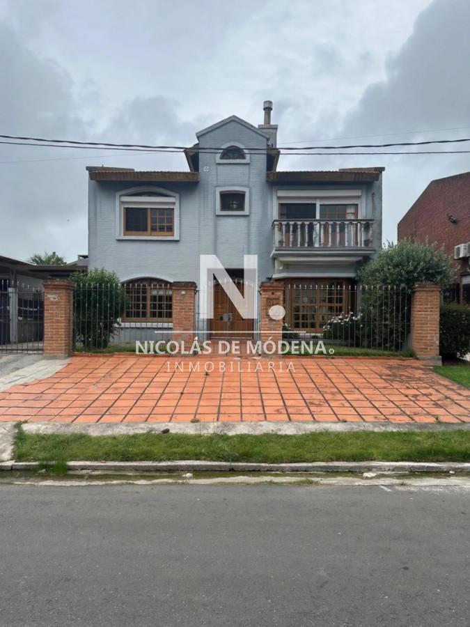 OPORTUNIDAD CASA DE 4 DORMITORIOS Y 4 BAÑOS , BARBACOA CERRADA Y MUCHO MAS EN BARRIO BIARRITZ  - NDM31988C