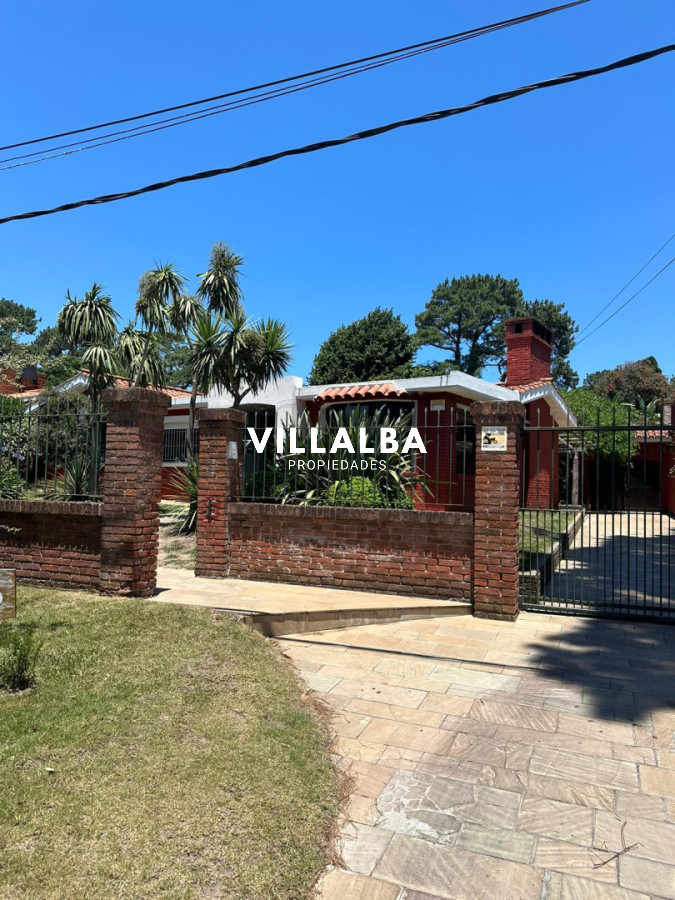 Casa ID.4663 - OPORTUNIDAD EN BARRIO CANTEGRIL . VENDO CASA DE 3 DORM. Y 3 BAÑOS EN ZONA DE COLEGIOS, FACULTADES Y CENTROS DE SALUD 