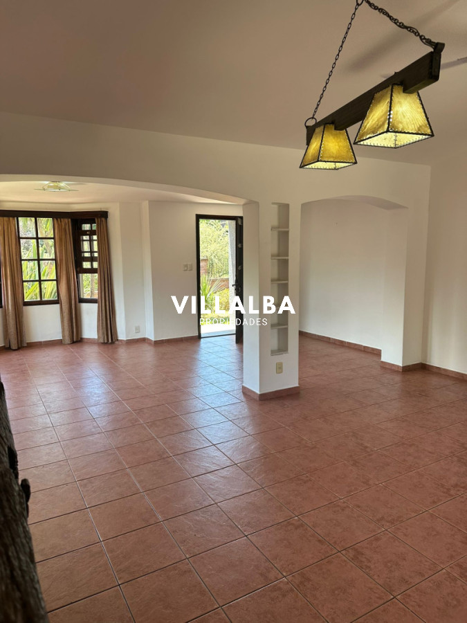 Casa ID.4663 - OPORTUNIDAD EN BARRIO CANTEGRIL . VENDO CASA DE 3 DORM. Y 3 BAÑOS EN ZONA DE COLEGIOS, FACULTADES Y CENTROS DE SALUD 