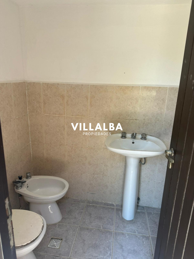 Casa ID.4663 - OPORTUNIDAD EN BARRIO CANTEGRIL . VENDO CASA DE 3 DORM. Y 3 BAÑOS EN ZONA DE COLEGIOS, FACULTADES Y CENTROS DE SALUD 
