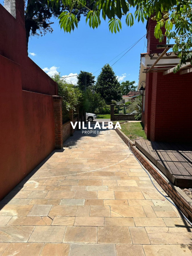 Casa ID.4663 - OPORTUNIDAD EN BARRIO CANTEGRIL . VENDO CASA DE 3 DORM. Y 3 BAÑOS EN ZONA DE COLEGIOS, FACULTADES Y CENTROS DE SALUD 