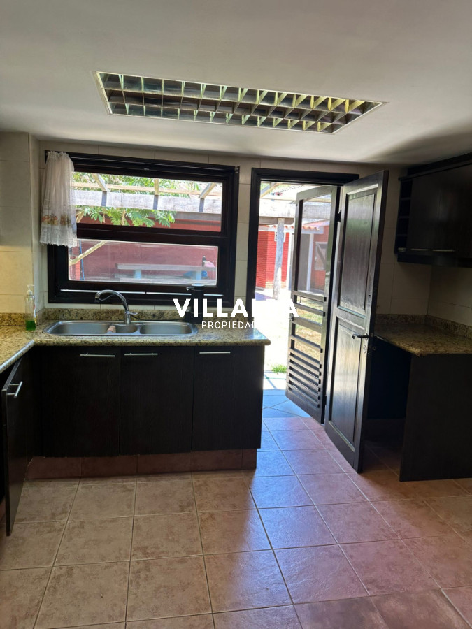 Casa ID.4663 - OPORTUNIDAD EN BARRIO CANTEGRIL . VENDO CASA DE 3 DORM. Y 3 BAÑOS EN ZONA DE COLEGIOS, FACULTADES Y CENTROS DE SALUD 