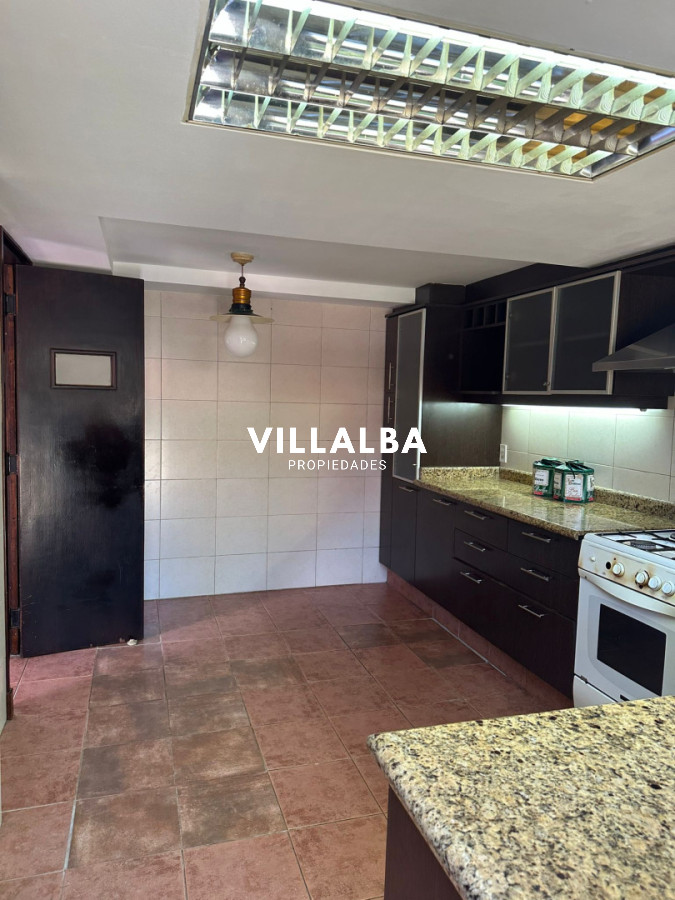 Casa ID.4663 - OPORTUNIDAD EN BARRIO CANTEGRIL . VENDO CASA DE 3 DORM. Y 3 BAÑOS EN ZONA DE COLEGIOS, FACULTADES Y CENTROS DE SALUD 
