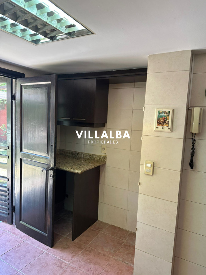 Casa ID.4663 - OPORTUNIDAD EN BARRIO CANTEGRIL . VENDO CASA DE 3 DORM. Y 3 BAÑOS EN ZONA DE COLEGIOS, FACULTADES Y CENTROS DE SALUD 