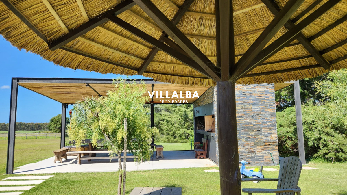 Chacra ID.4071 - LUGAR DE ENSUEÑO !!!!  VENDO CHACRA DE 14 HAS QUE YA NO SE ENCUENTRAN EN LA ZONA . CANCHA DE POLO , PICADERO Y CABALLERIZAS 