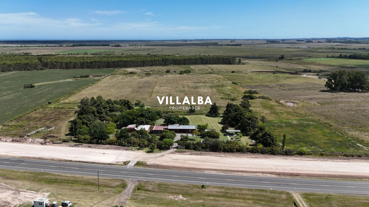 Chacra ID.4071 - LUGAR DE ENSUEÑO !!!!  VENDO CHACRA DE 14 HAS QUE YA NO SE ENCUENTRAN EN LA ZONA . CANCHA DE POLO , PICADERO Y CABALLERIZAS 