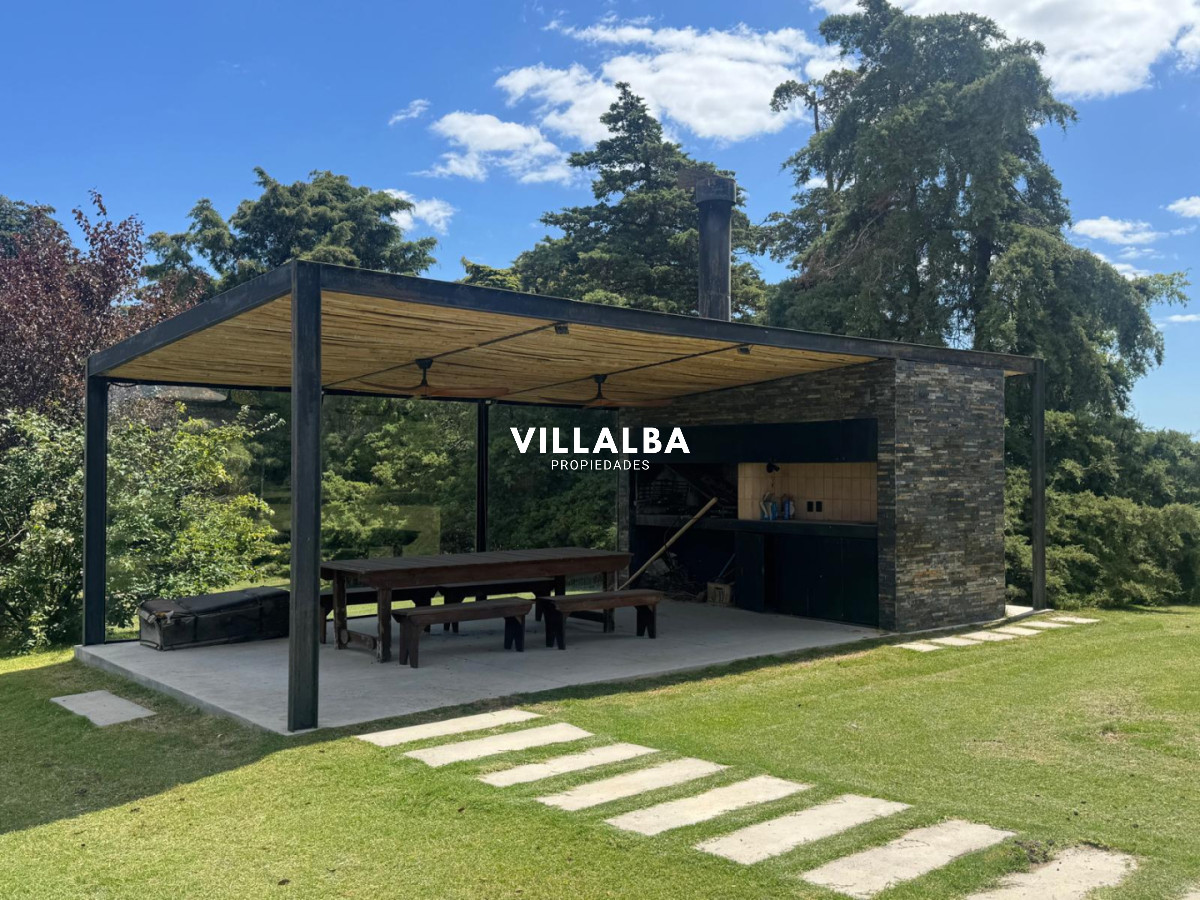 Chacra ID.4071 - LUGAR DE ENSUEÑO !!!!  VENDO CHACRA DE 14 HAS QUE YA NO SE ENCUENTRAN EN LA ZONA . CANCHA DE POLO , PICADERO Y CABALLERIZAS 