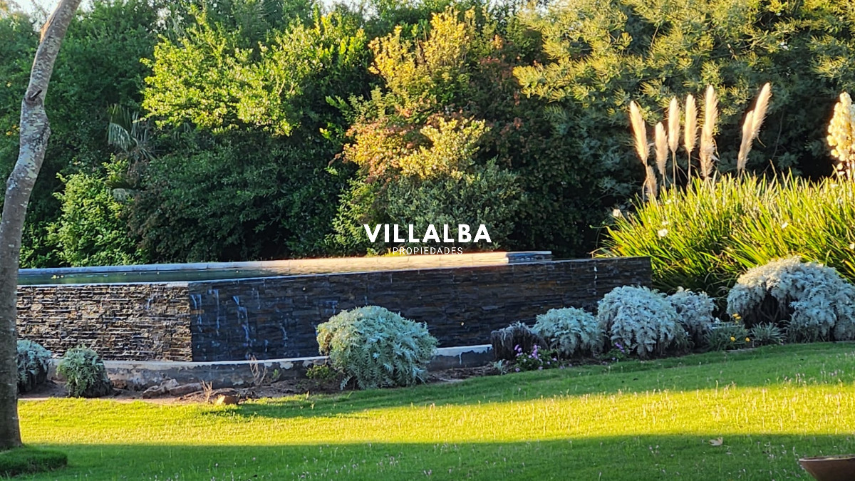 Chacra ID.4071 - LUGAR DE ENSUEÑO !!!!  VENDO CHACRA DE 14 HAS QUE YA NO SE ENCUENTRAN EN LA ZONA . CANCHA DE POLO , PICADERO Y CABALLERIZAS 