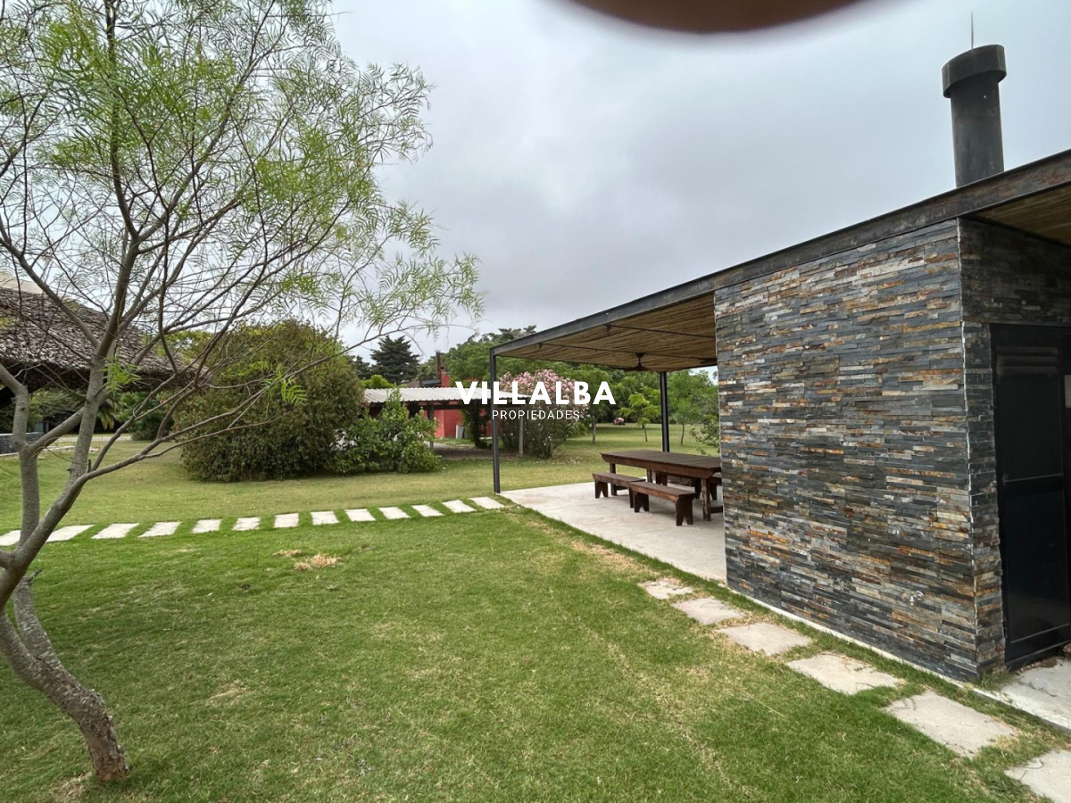 Chacra ID.4071 - LUGAR DE ENSUEÑO !!!!  VENDO CHACRA DE 14 HAS QUE YA NO SE ENCUENTRAN EN LA ZONA . CANCHA DE POLO , PICADERO Y CABALLERIZAS 