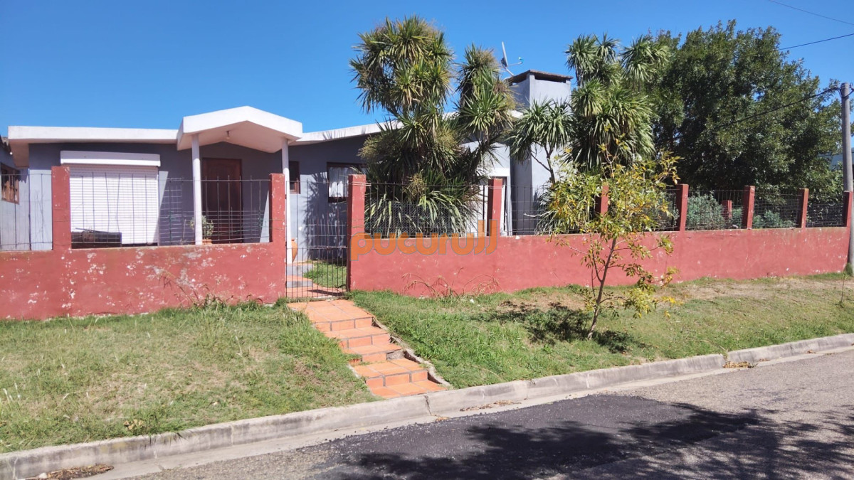 Casa ID.2857 - OPORTUNIDAD EN BARRIO LAS COOPERATIVAS CASA 3 DORM+2 BAÑOS CON COCHERA Y BARBACOA 