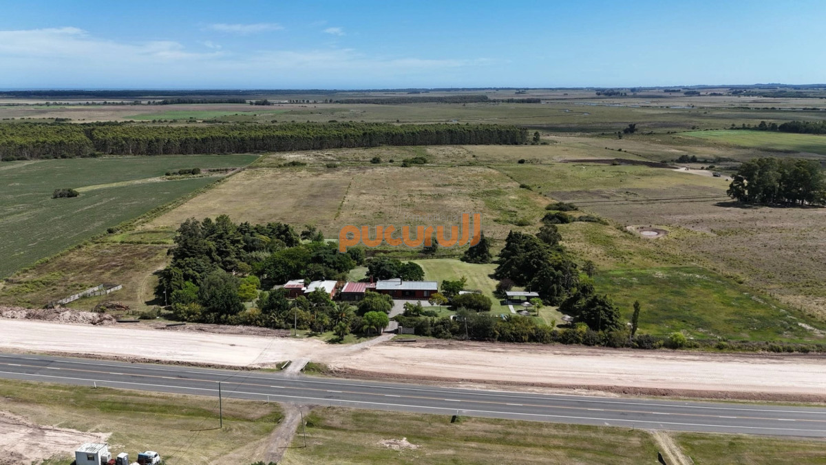 Chacra ID.2799 - LUGAR DE ENSUEÑO !!!!  VENDO CHACRA DE 14 HAS QUE YA NO SE ENCUENTRAN EN LA ZONA . CANCHA DE POLO , PICADERO Y CABALLERIZAS 