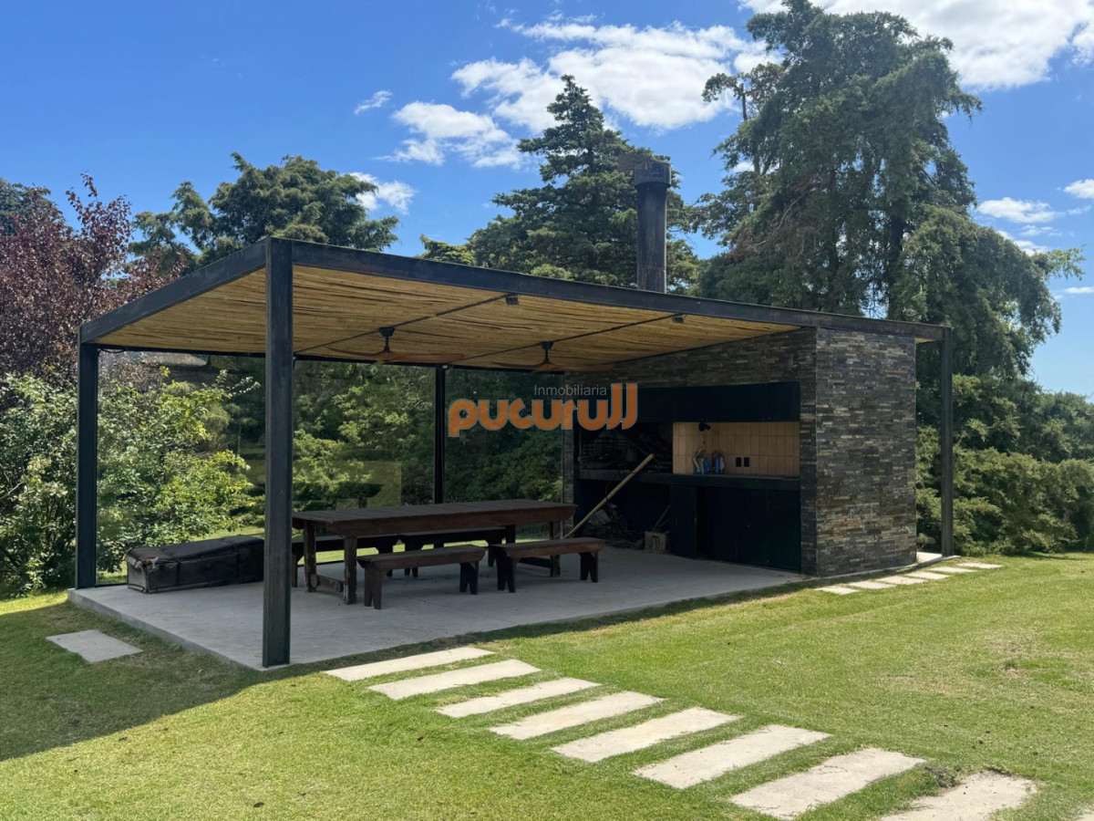 Chacra ID.2799 - LUGAR DE ENSUEÑO !!!!  VENDO CHACRA DE 14 HAS QUE YA NO SE ENCUENTRAN EN LA ZONA . CANCHA DE POLO , PICADERO Y CABALLERIZAS 