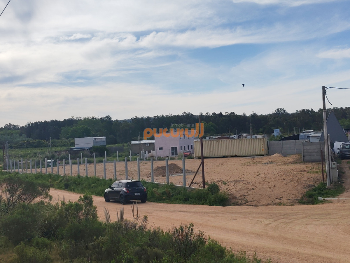 Terreno ID.2355 - Terreno en Camino Lussich de 1800 M2. Ideal para Polo logistico . Galpones o empresa de camiones 