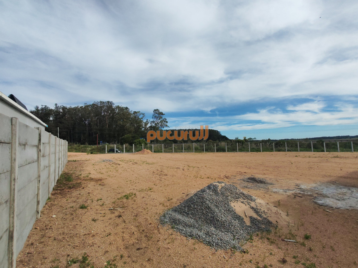 Terreno ID.2355 - Terreno en Camino Lussich de 1800 M2. Ideal para Polo logistico . Galpones o empresa de camiones 