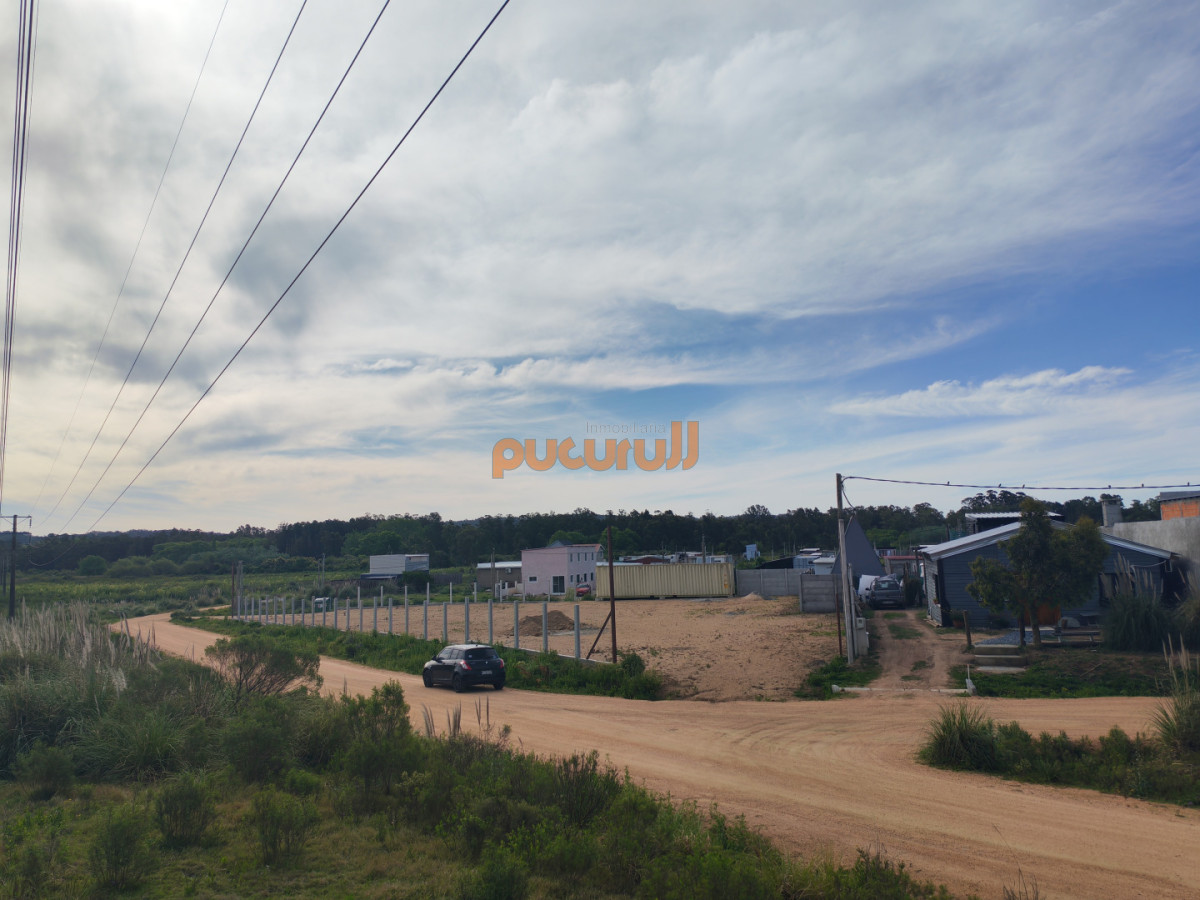 Terreno ID.2355 - Terreno en Camino Lussich de 1800 M2. Ideal para Polo logistico . Galpones o empresa de camiones 