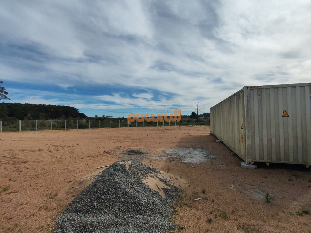 Terreno ID.2355 - Terreno en Camino Lussich de 1800 M2. Ideal para Polo logistico . Galpones o empresa de camiones 
