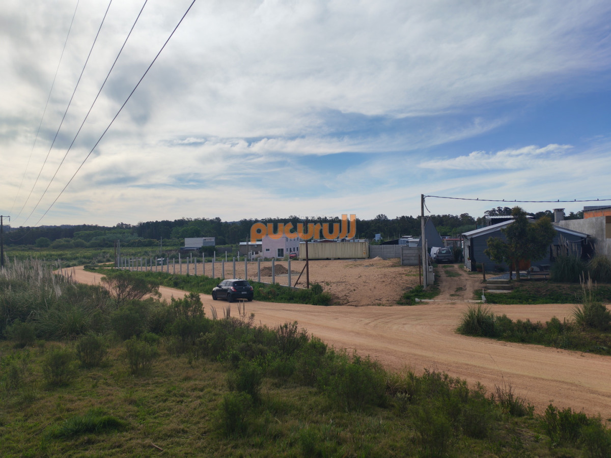 Terreno ID.2355 - Terreno en Camino Lussich de 1800 M2. Ideal para Polo logistico . Galpones o empresa de camiones 