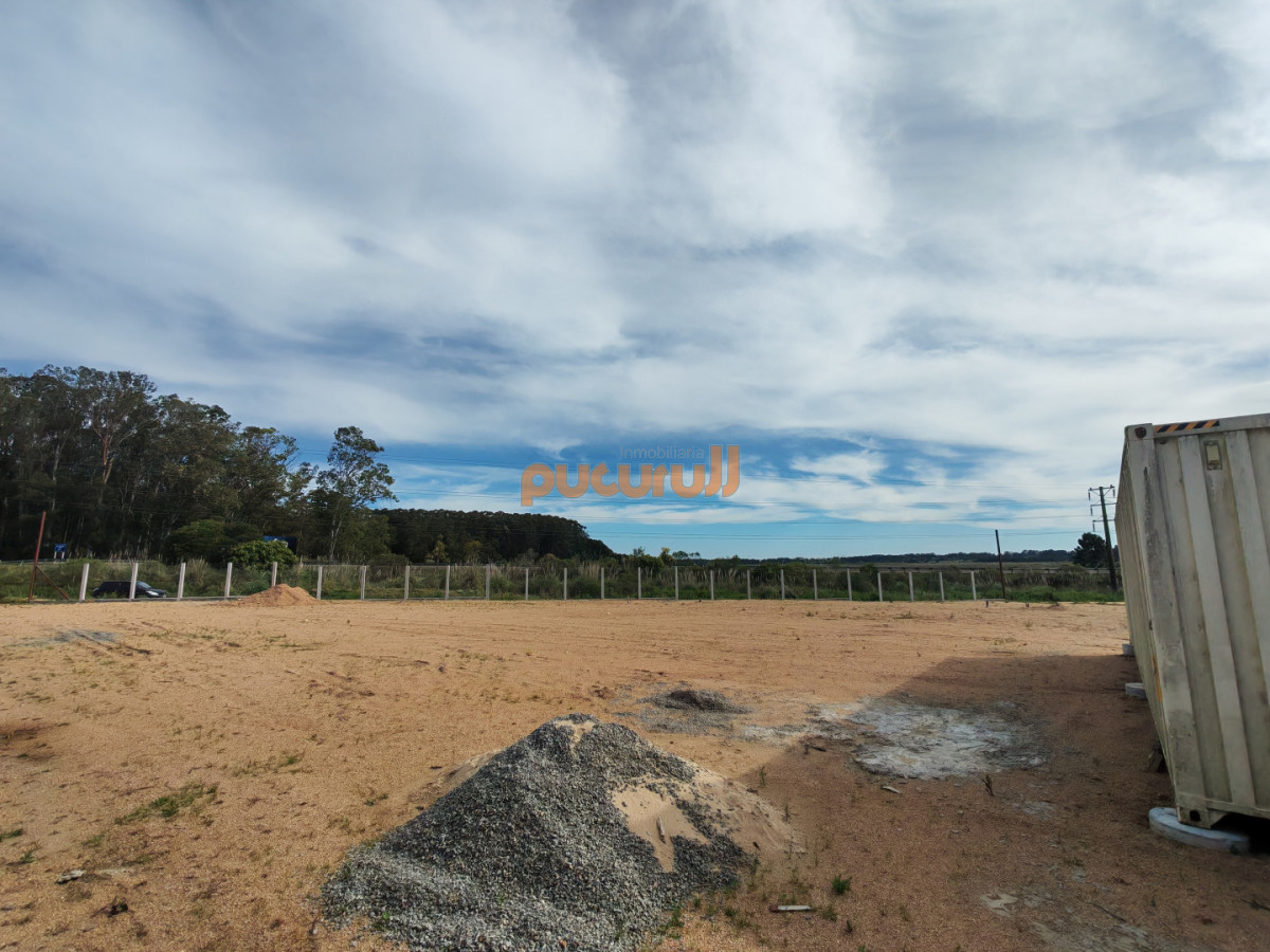 Terreno ID.2355 - Terreno en Camino Lussich de 1800 M2. Ideal para Polo logistico . Galpones o empresa de camiones 