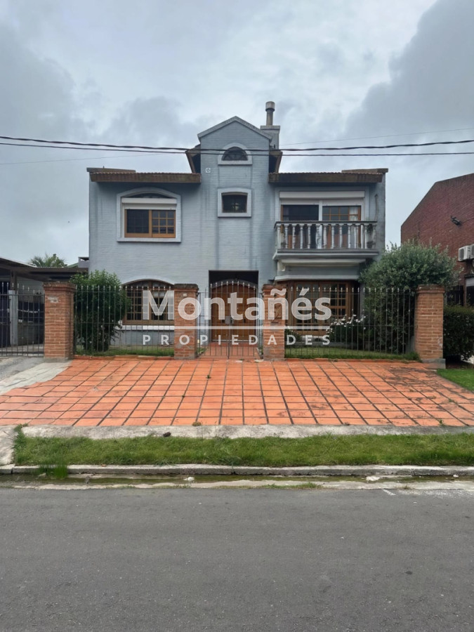 Casa ID.10647 - EXCELENTE OPORTUNIDAD CASA DE 4 DORMITORIOS Y 4 BAÑOS , BARBACOA CERRADA Y MUCHO MAS EN BARRIO BIARRITZ 
