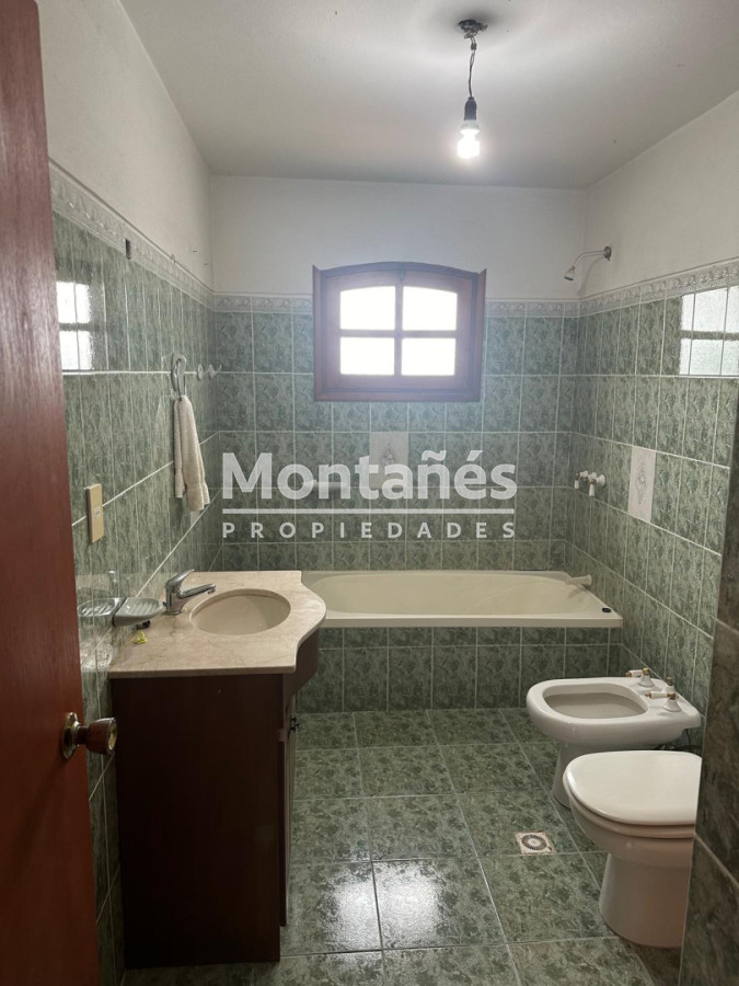 Casa ID.10647 - EXCELENTE OPORTUNIDAD CASA DE 4 DORMITORIOS Y 4 BAÑOS , BARBACOA CERRADA Y MUCHO MAS EN BARRIO BIARRITZ 