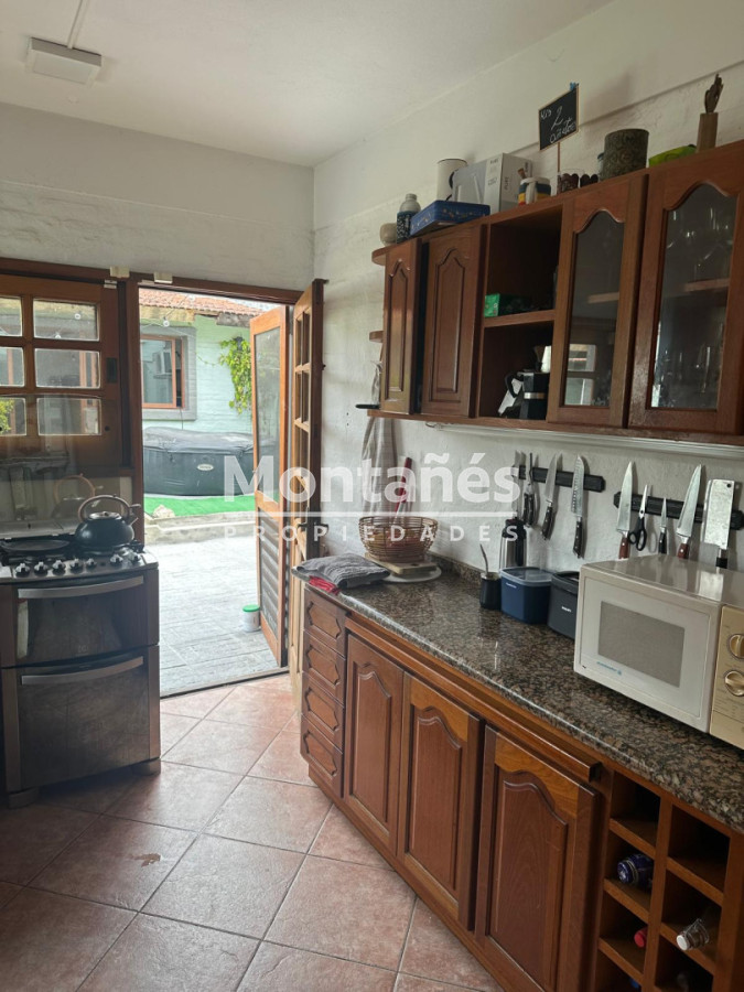 Casa ID.10647 - EXCELENTE OPORTUNIDAD CASA DE 4 DORMITORIOS Y 4 BAÑOS , BARBACOA CERRADA Y MUCHO MAS EN BARRIO BIARRITZ 