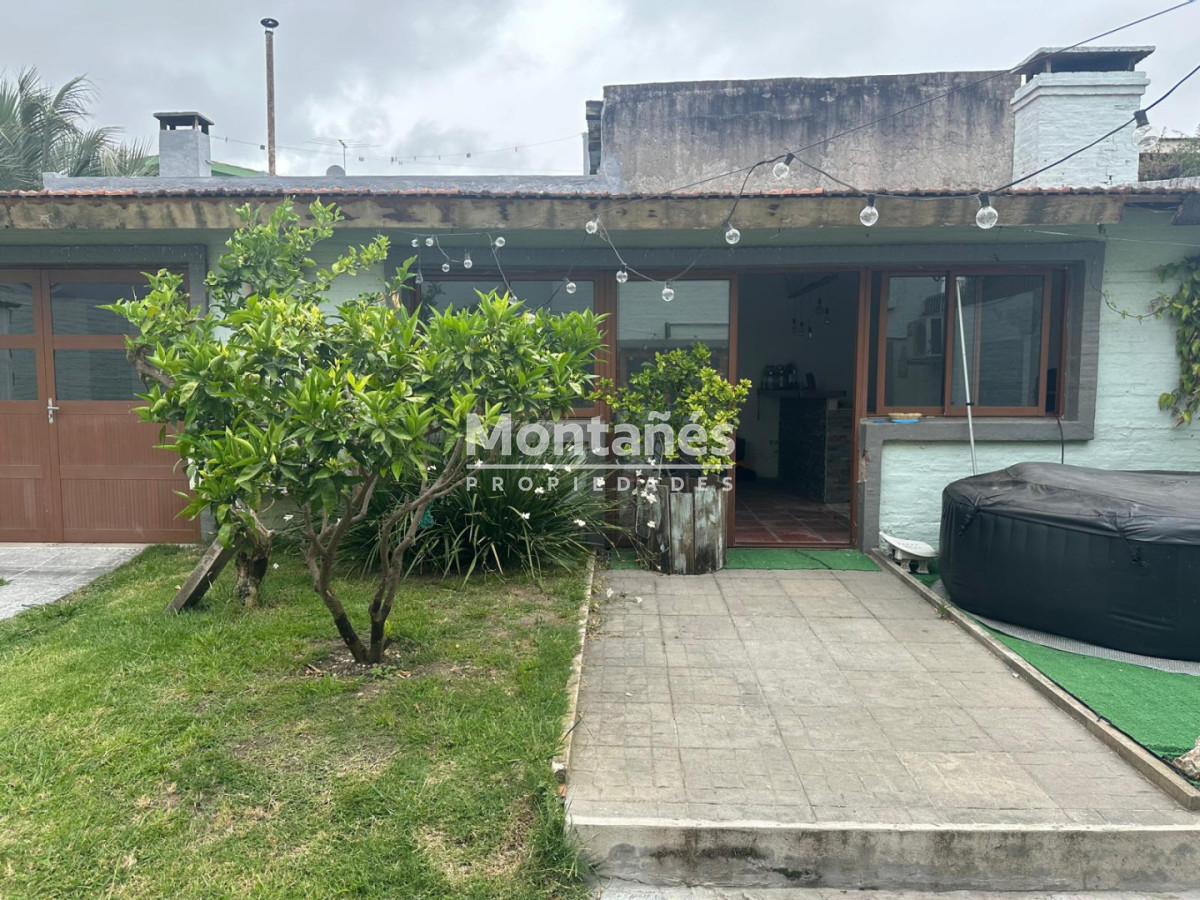 Casa ID.10647 - EXCELENTE OPORTUNIDAD CASA DE 4 DORMITORIOS Y 4 BAÑOS , BARBACOA CERRADA Y MUCHO MAS EN BARRIO BIARRITZ 