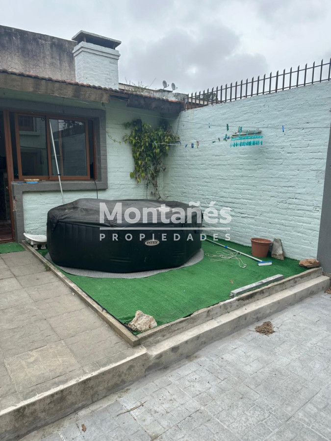 Casa ID.10647 - EXCELENTE OPORTUNIDAD CASA DE 4 DORMITORIOS Y 4 BAÑOS , BARBACOA CERRADA Y MUCHO MAS EN BARRIO BIARRITZ 