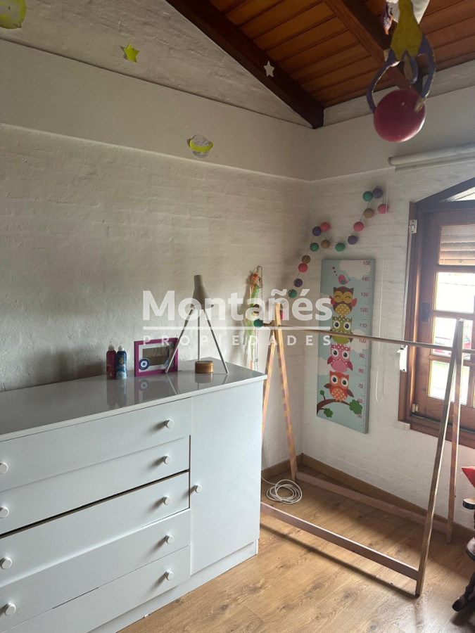 Casa ID.10647 - EXCELENTE OPORTUNIDAD CASA DE 4 DORMITORIOS Y 4 BAÑOS , BARBACOA CERRADA Y MUCHO MAS EN BARRIO BIARRITZ 