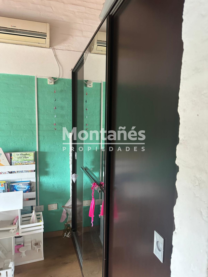 Casa ID.10647 - EXCELENTE OPORTUNIDAD CASA DE 4 DORMITORIOS Y 4 BAÑOS , BARBACOA CERRADA Y MUCHO MAS EN BARRIO BIARRITZ 