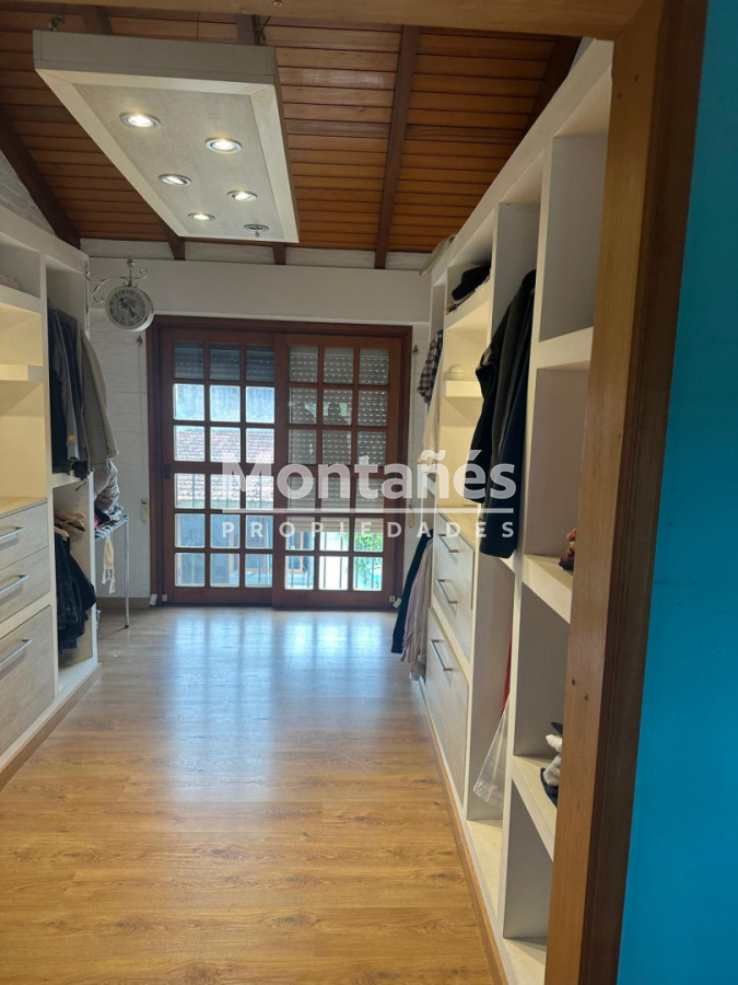 Casa ID.10647 - EXCELENTE OPORTUNIDAD CASA DE 4 DORMITORIOS Y 4 BAÑOS , BARBACOA CERRADA Y MUCHO MAS EN BARRIO BIARRITZ 