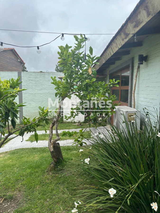 Casa ID.10647 - EXCELENTE OPORTUNIDAD CASA DE 4 DORMITORIOS Y 4 BAÑOS , BARBACOA CERRADA Y MUCHO MAS EN BARRIO BIARRITZ 