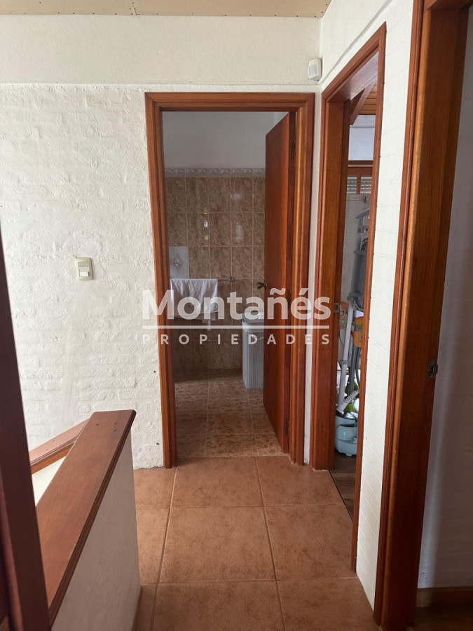 Casa ID.10647 - EXCELENTE OPORTUNIDAD CASA DE 4 DORMITORIOS Y 4 BAÑOS , BARBACOA CERRADA Y MUCHO MAS EN BARRIO BIARRITZ 